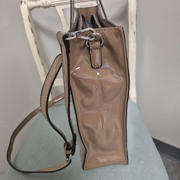 Elegant Tan Patent Leather Tote Bag - Picture 10 of 16